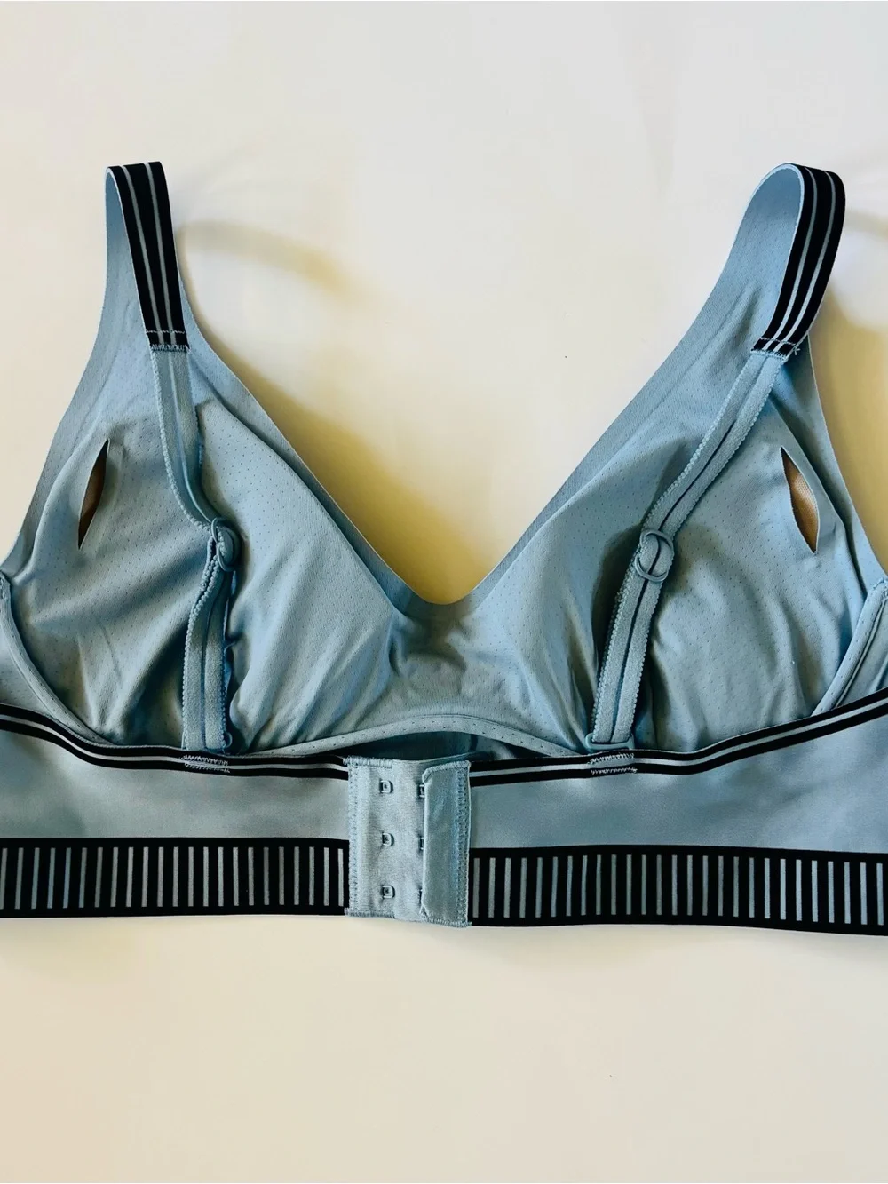 ALO Yoga Airlift Line Up Bra in Winter Frost Size Medium (8-10)